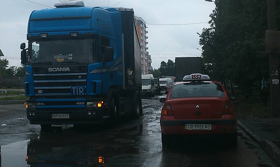 На Жабинського «пробка» – вантажівки зайняли всю дорогу (Фото)