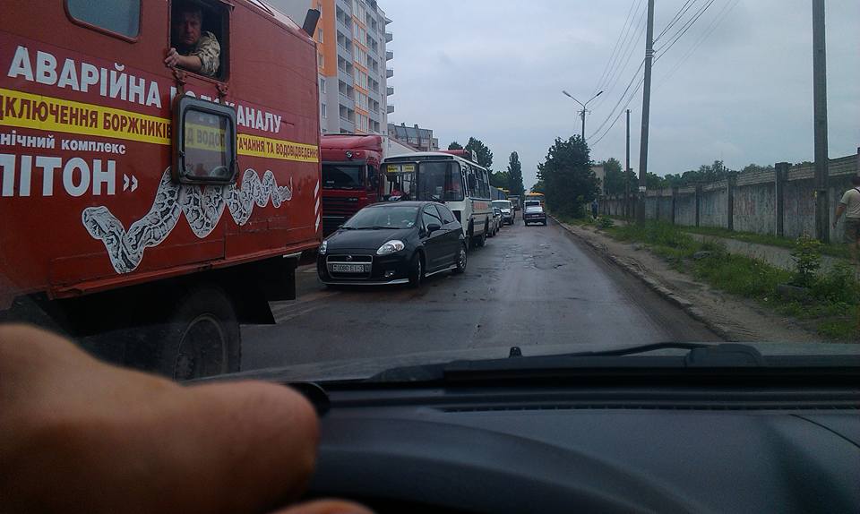 На Жабинського «пробка» – вантажівки зайняли всю дорогу (Фото)