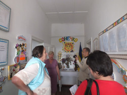 Валентина Карпенко (зліва) розповідає про ремонт у дошкільному навчальному закладі