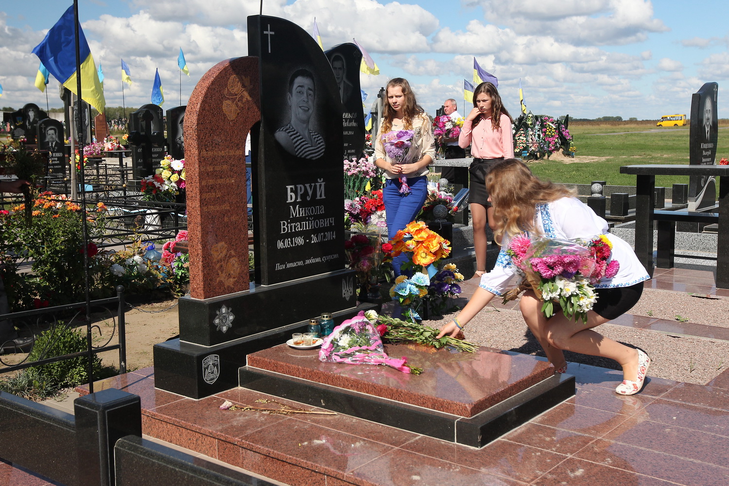 Учні поклали квіти на могили загиблим бійцям (Фото)