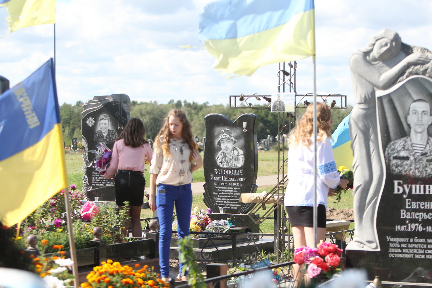 Учні поклали квіти на могили загиблим бійцям (Фото)