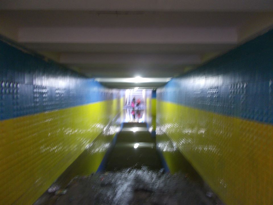 Небезпечна «венеція» у підземці Чернігова: перехід затопило через ремонт асфальту (Фото)