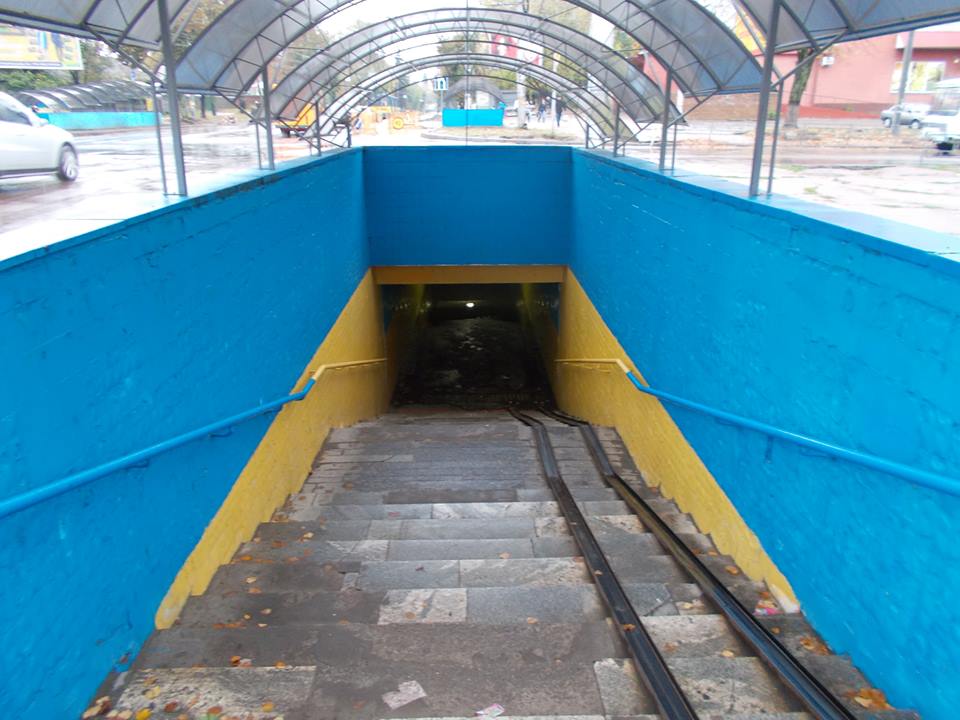 Небезпечна «венеція» у підземці Чернігова: перехід затопило через ремонт асфальту (Фото)