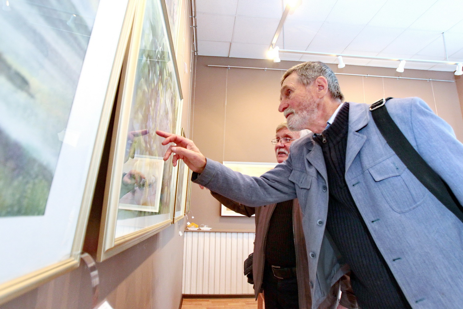 Професійна виставка до професійного свята: чернігівські митці принесли улюблені картини (Фото)