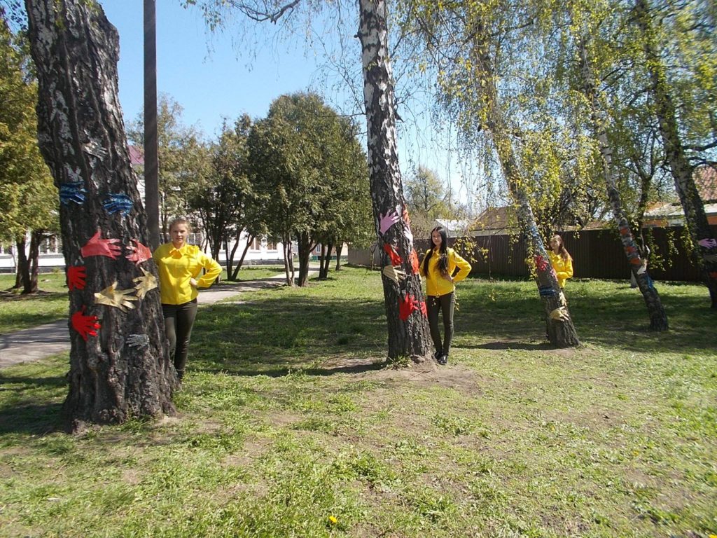 Ніжинські дерева прикрасили різнокольоровими долоньками (Фото)