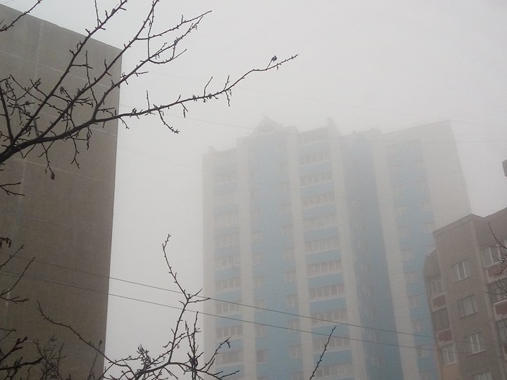 Чернігів накрило туманом: у мережі публікують дивовижні фото (Фото)
