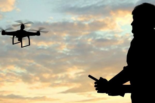 Link man-operating-of-flying-drone-quadrocopter-at-ThinkstockPhotos-537269746_2
