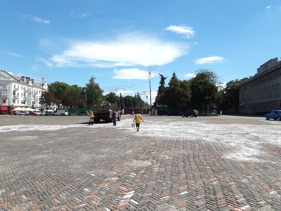 На Красній площі побіліла бруківка (Фото)