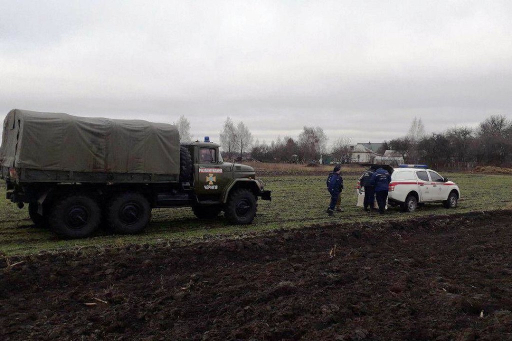 У полі на Чернігівщині знайшли більше 40 снарядів та гранат (Фото)