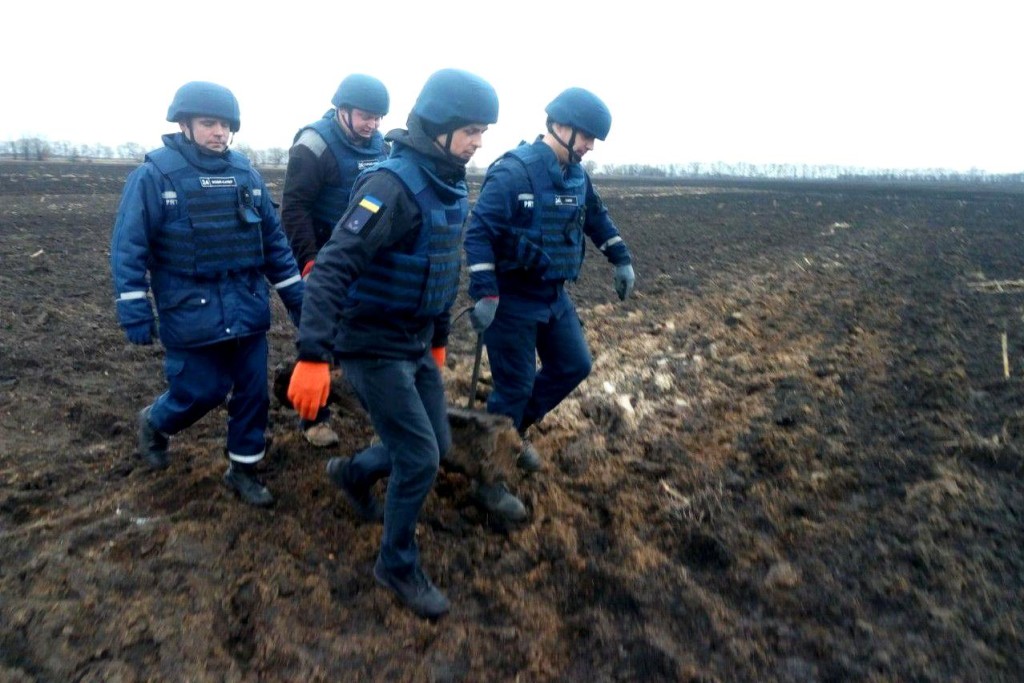 У полі на Чернігівщині знайшли більше 40 снарядів та гранат (Фото)