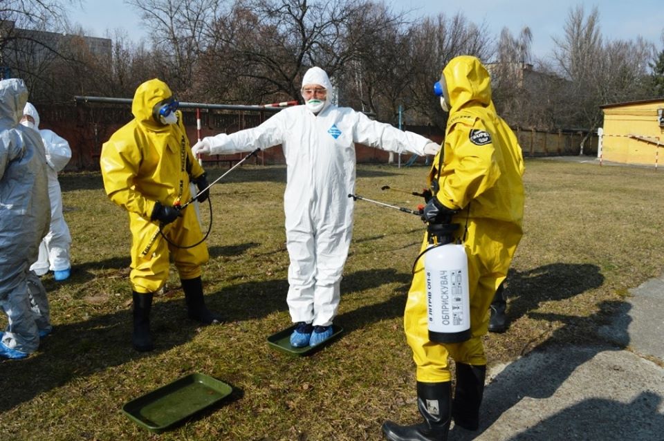 Чернігівські рятувальники відпрацьовували дії у разі виявлення коронавірусу (Фото)