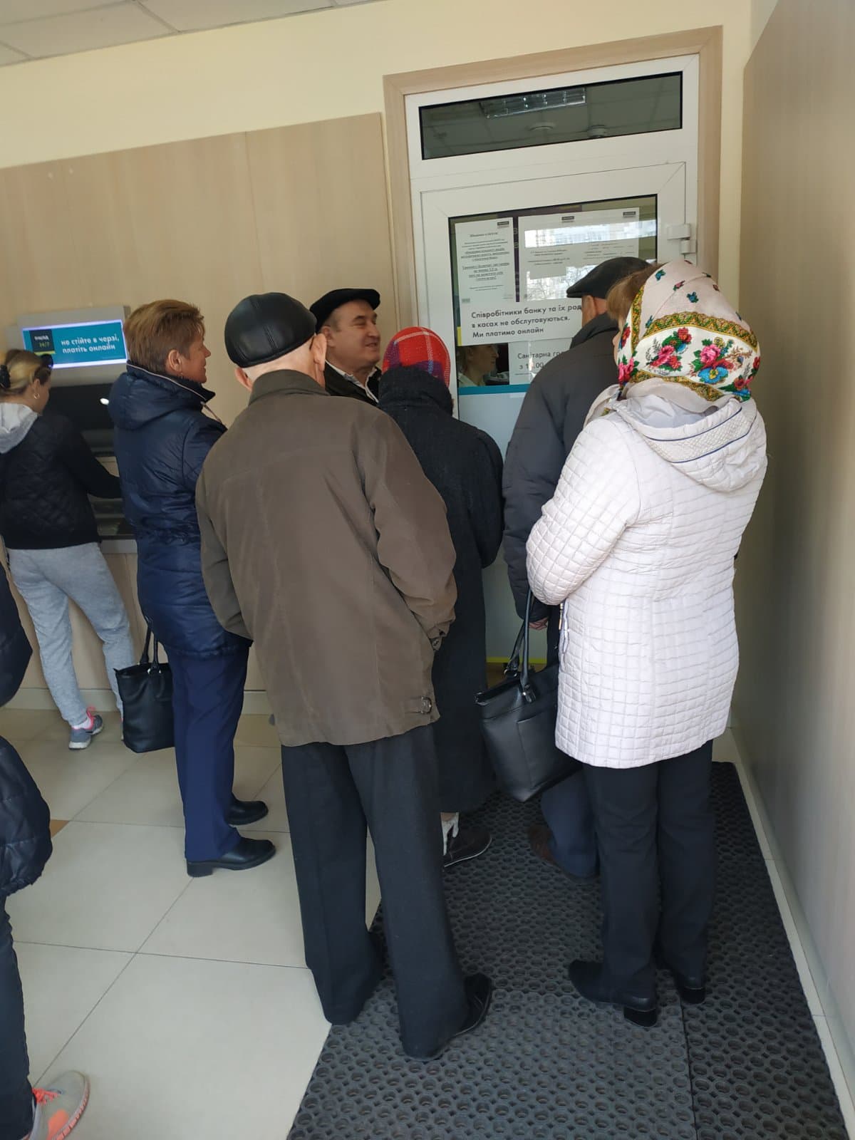 Чернігівські пенсіонери штурмують банки (Фото, відео)