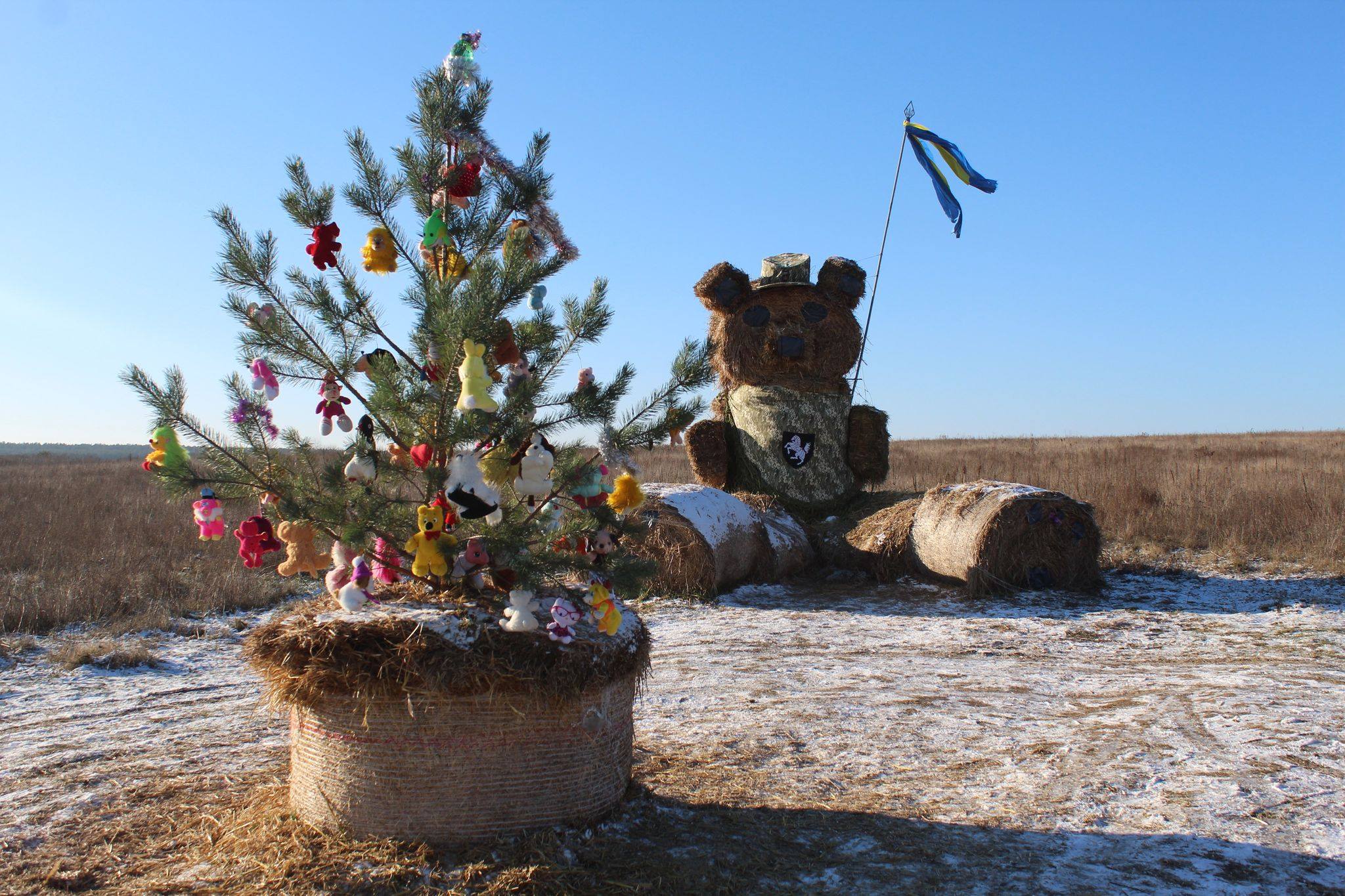 Патріотичний солом’яний ведмедик уже пів року радує жителів і гостей Гончарівської громади (Фото)