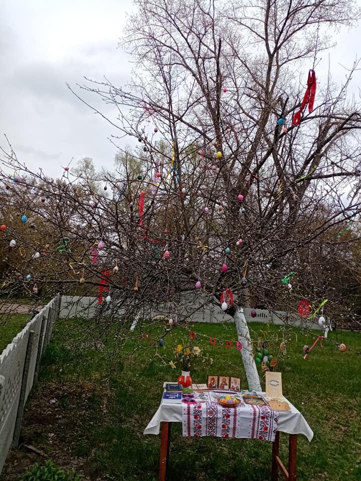 На Чернігівщині прикрасили ще одне Великоднє дерево (Фото)