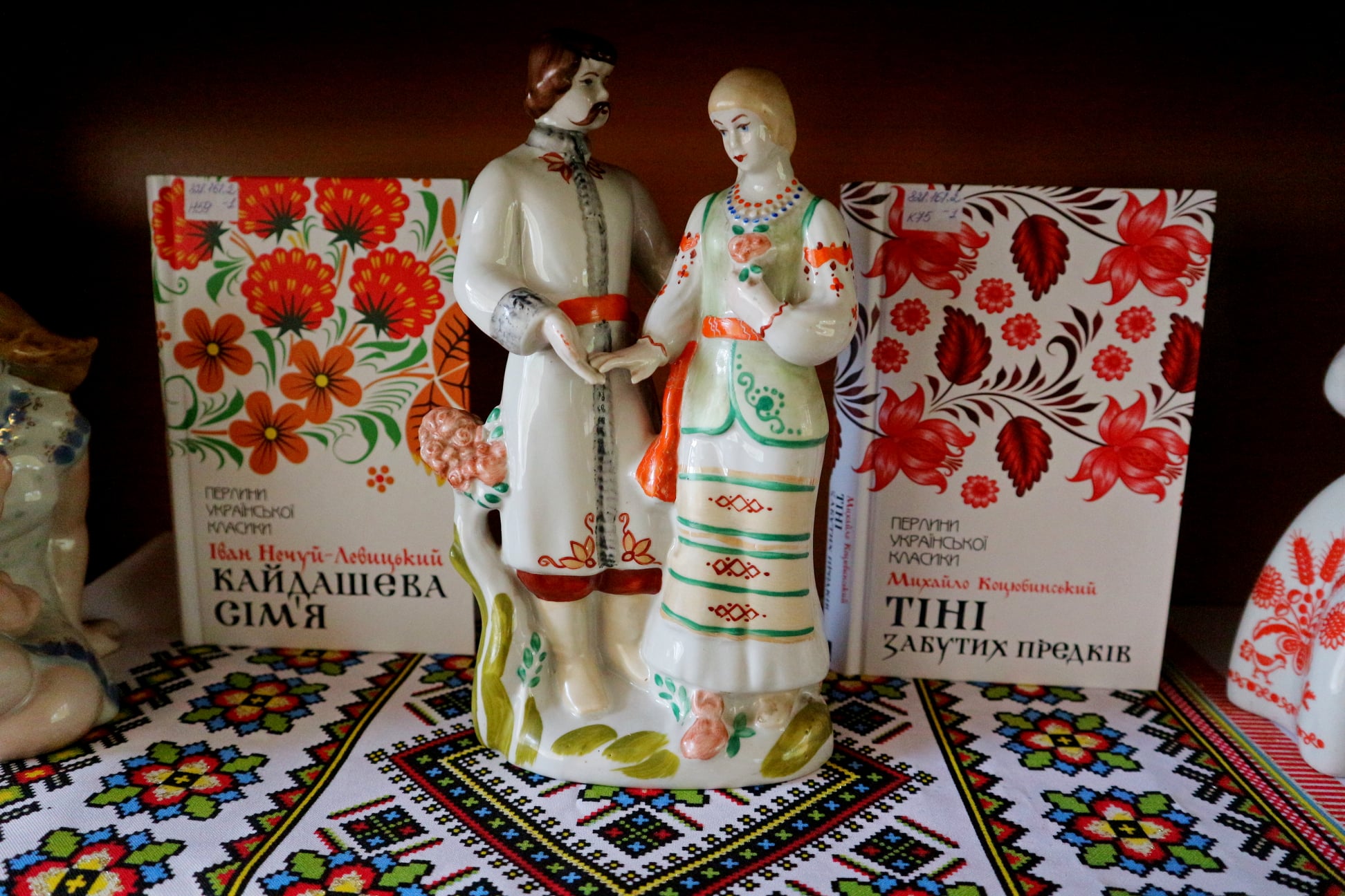 У бібліотеці на Чернігівщині зробили виставку з порцеляни та книжок