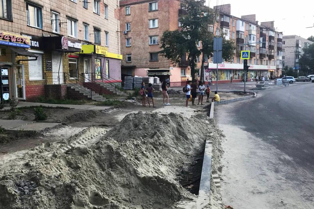 Триває ремонт тротуарів по вулиці Шевченка у Чернігові (Фото)