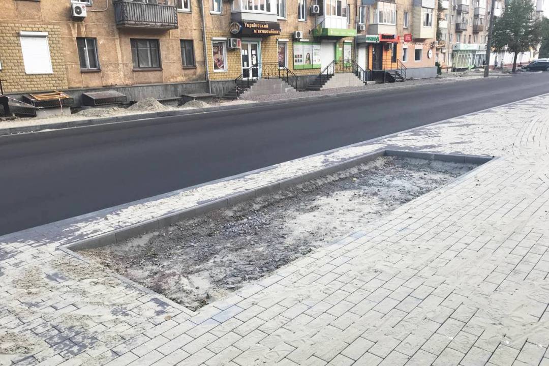 Триває ремонт тротуарів по вулиці Шевченка у Чернігові (Фото)