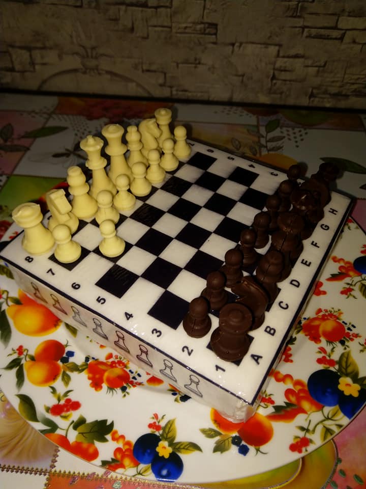 Солодкий турнір: чернігівка виготовила шоколадні шахи (Фото)