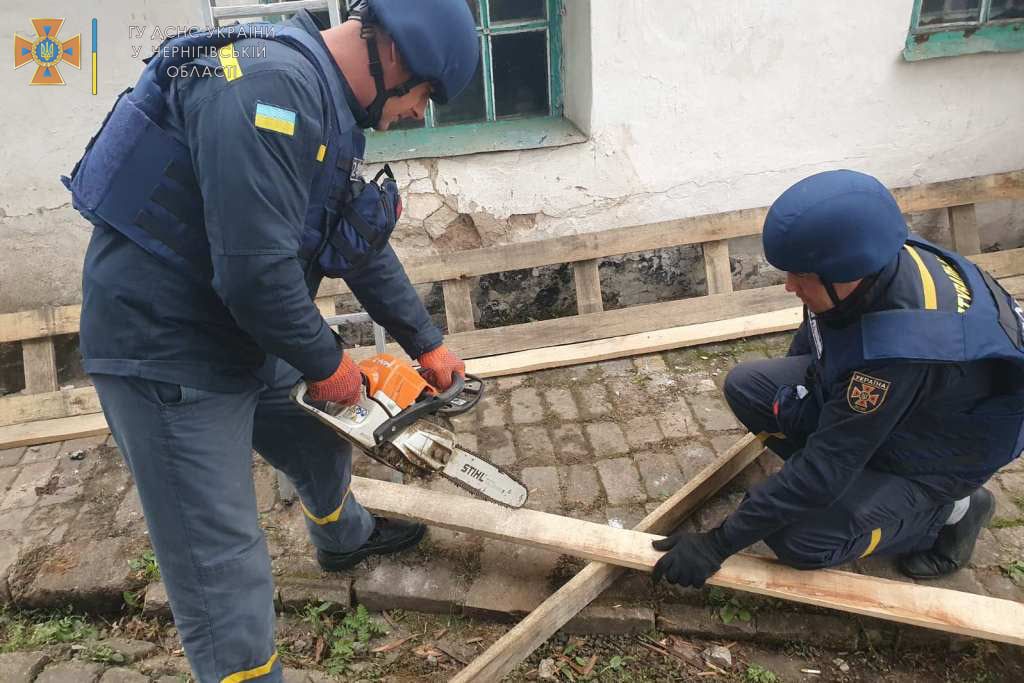 Надзвичайники з Чернігівщини беруть участь у відновлювальних роботах в зоні ООС