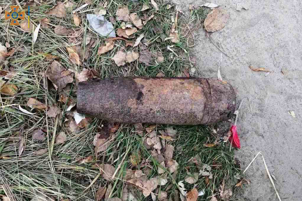 У Чернігові біля «Епіцентру» знайшли снаряд (Фото)