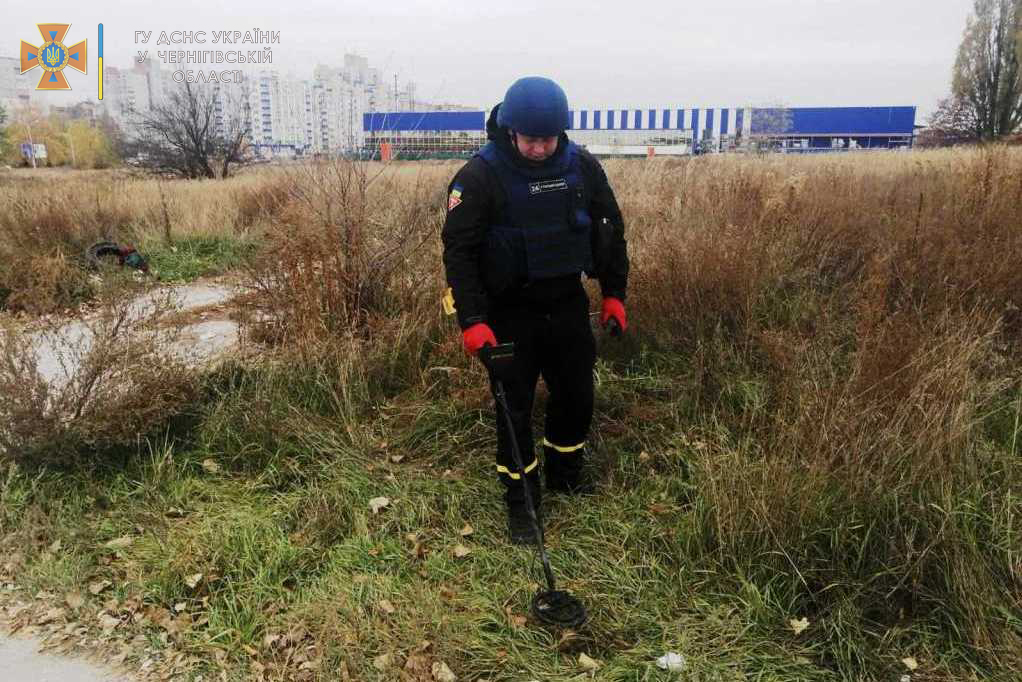 У Чернігові біля «Епіцентру» знайшли снаряд (Фото)