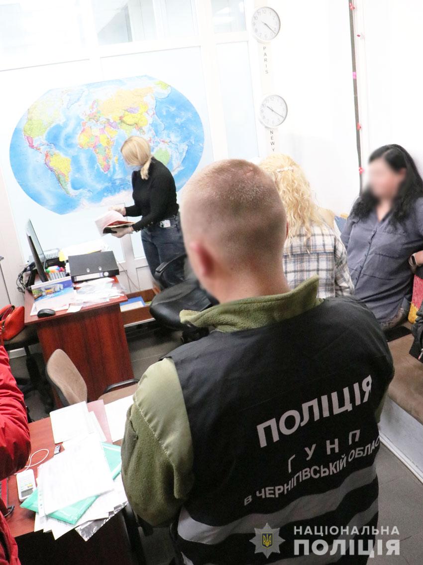 У Чернігові викрили мережу продажу COVID-сертифікатів невакцинованим громадянам (Фото)