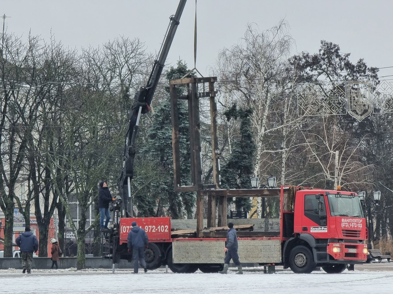 На головній площі Чернігова встановлюють ялинку (Фотофакт)