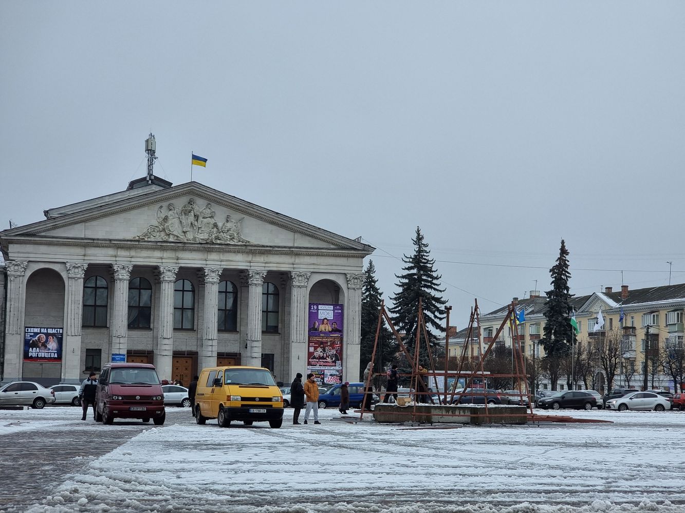 На головній площі Чернігова встановлюють ялинку (Фотофакт)