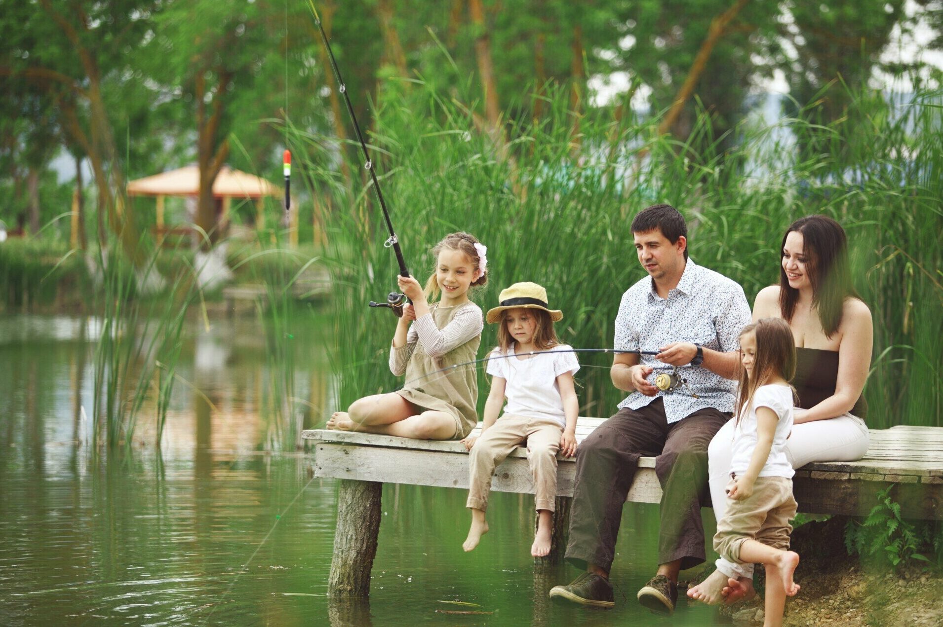 Своими семью озерами. Семья у реки. Счастливая семья на озере. Семья на берегу озера. Семейная фотосессия на речке.
