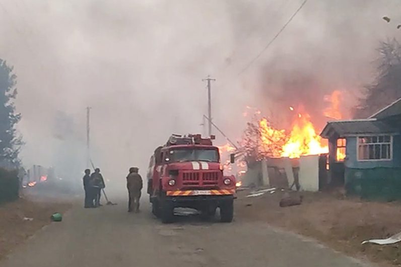 На Чернігівщині поліцейські спільно з громадою евакуювали з палаючого прикордоного села шістьох людей (Відео)