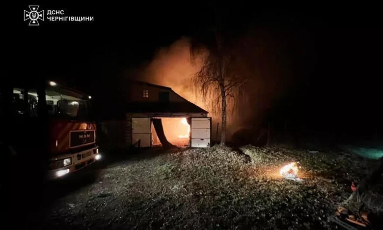 Унаслідок ворожої атаки у Чернігові зайнялися господарські будівлі