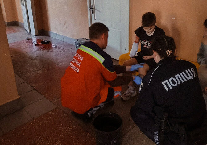 У Чернігівському районі поліцейська служби освітньої безпеки врятувала травмованого ліцеїста від крововтрати (Фото)
