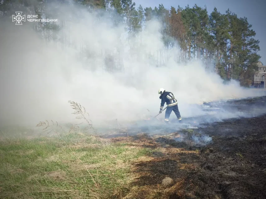 У Чернігові надзвичайники врятували чоловіка з палаючої квартири