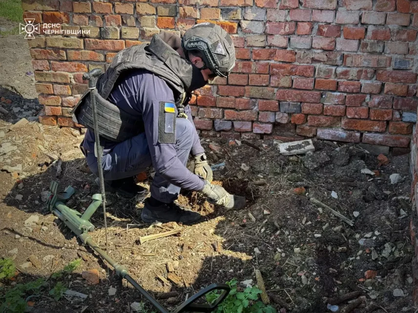 У Чернігові надзвичайники врятували чоловіка з палаючої квартири