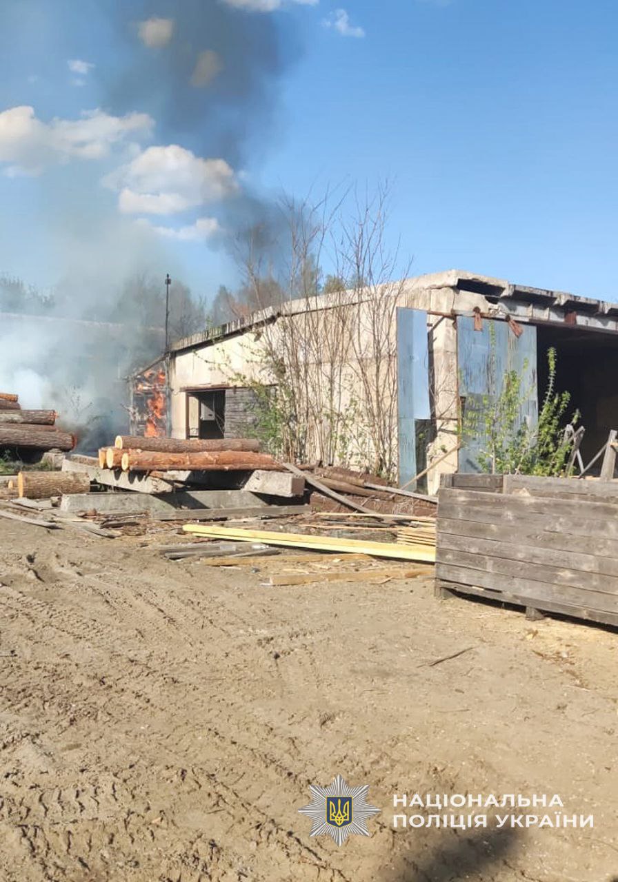 Росіяни безпілотниками вдарили по лісозаготівельному підприємству (Фото)