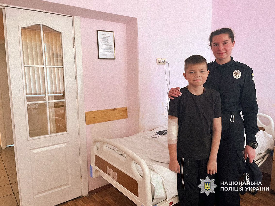 У Чернігівському районі поліцейська служби освітньої безпеки врятувала травмованого ліцеїста від крововтрати (Фото)