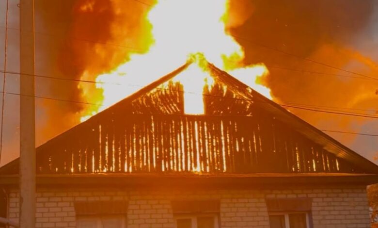 Жінку врятували з палаючого будинку: ворожий безпілотник поцілив в оселю на Чернігівщині (Фото)