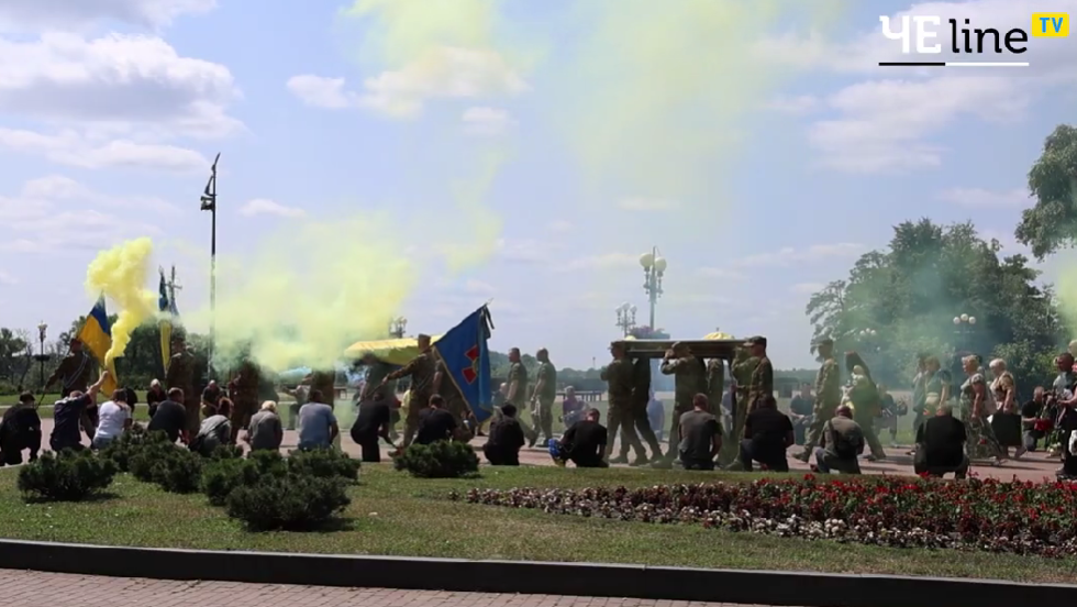 «Мамо, хто ж, як не я, буде боронити?»: в Чернігові попрощались із захисниками України (Відео)